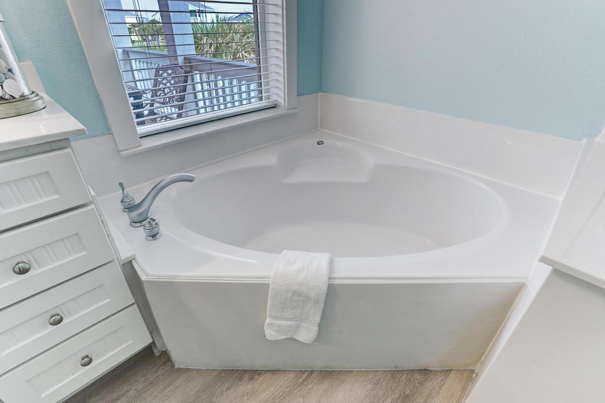 Cozy With Hot Tub, Amenities, Oceanbay, Views And 3 Decks! Galveston