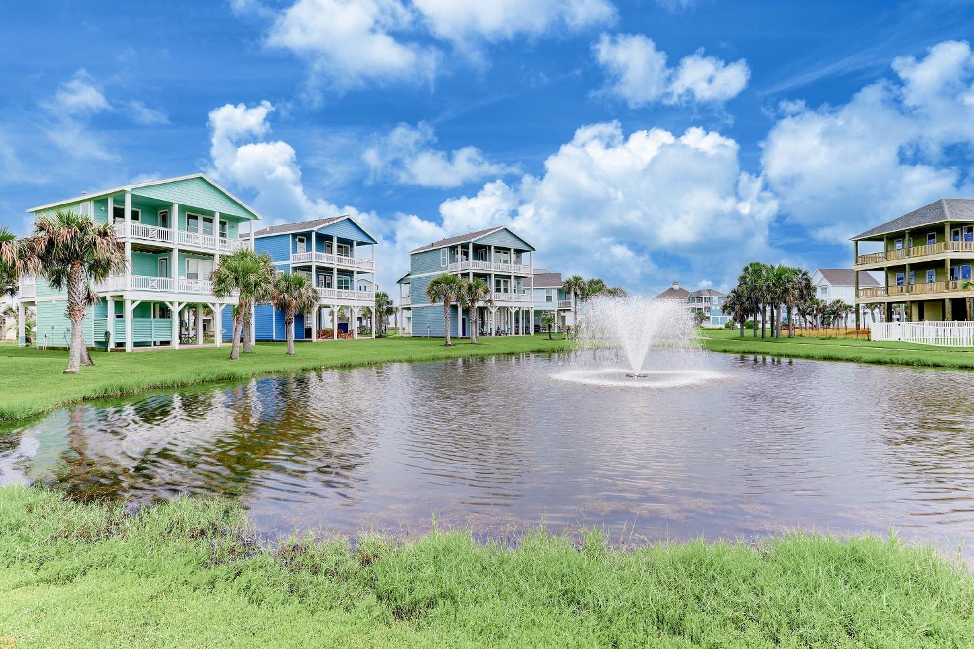 Cozy With Hot Tub, Amenities, Oceanbay, Views And 3 Decks! Holiday home Galveston